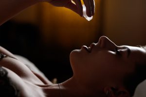 Frau mit Eiswürfel auf den Lippen – sinnliches Boudoir-Foto aus Hamburg