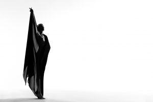 Künstlerische Bodyscape-Aktfotografie in rotem Licht – Boudoir Hamburg von René Lüdke